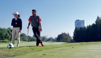 Jorge Campos juega 'futgolf' con Lorena Ochoa en â??Vive el Golfâ??