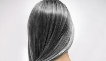 A las mujeres les suelen salir canas después que a los hombres. 
