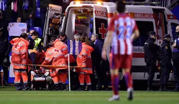 Susto en la cancha: el futbolista Fernando Torres se desploma tras sufrir un golpe en la cabeza