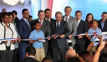 Medina entrega una escuela y estancia infantil