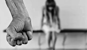 Una pareja torturó y violó con "extrema atrocidad" a su hija durante 15 años