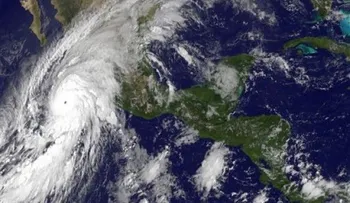 El huracán Patricia toca tierra en el este de México; daños serán potencialmente catastróficos
