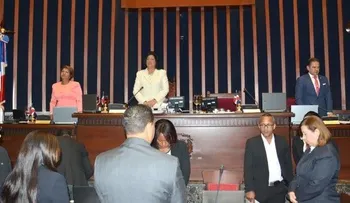 Senadores guardan minuto de silencio por mujeres asesinadas en últimos días