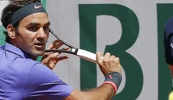 Federer se molesta con hombre que lo tocó e intentó hacerse una selfie con él