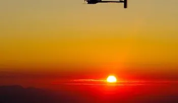 El Solar Impulse aterriza en Sevilla tras cruzar el Atlántico con éxito