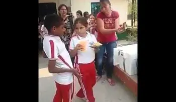 Indignación por VIDEO de niños posando con un plato de comida 