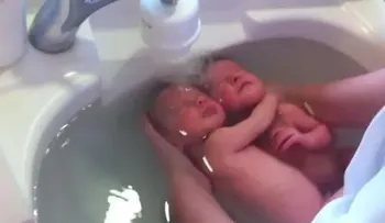 Video de unos gemelos abrazados al tomar un baño se vuelve viral en las redes