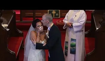 Su novio le pide mirar hacia atrás; cuando ve lo que hay rompe en llanto.