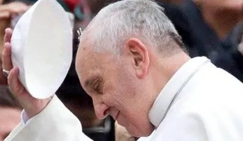 ¿El papa Francisco sale de incógnito por las noches para ayudar a los pobres? 