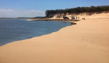 Un agujero del tamaño de un campo de fútbol devora una playa (VIDEO)
