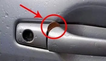 Si ve una moneda como esta pegada en la puerta de su vehículo, actúa de inmediato!
