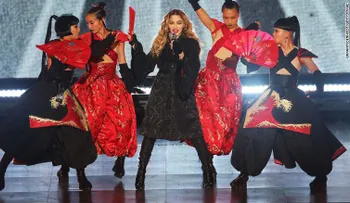 Madonna exhibe el seno de una fanática adolescente en el escenario