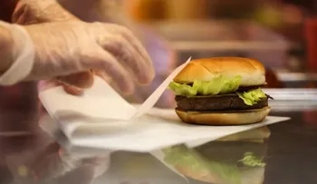 Multan a esta famosa marca de hamburguesas por pagar bajos salarios