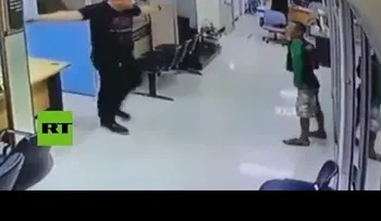 Policía convence asaltante y lo abraza; fue enviado a un hospital