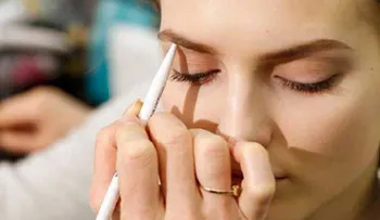 ADVERTENCIA: Teñirte las cejas podría dañar tu salud
