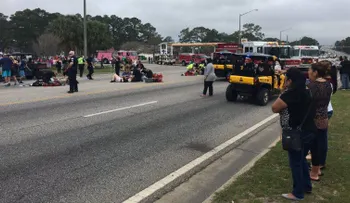 Auto embiste una banda en desfile de Mardi Gras y deja al menos 11 heridos