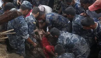 Aludes de tierra sepultan aldeas de Nepal; unos 30 muertos 