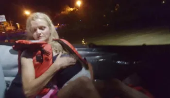 Rescatan a una bebé que estuvo atrapada casi una hora debajo de un bote volcado