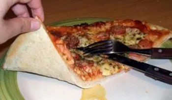 El truco infalible para recalentar la pizza en el microondas
