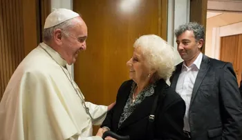 Papa recibe a Estela de Carlotto y a su nieto 
