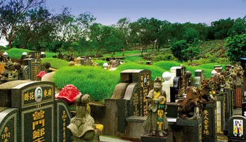 Empresario construye cementerio de muertos que están vivos