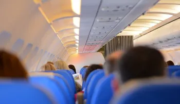 La reacción ocupantes de un avión cuando un pasajero le pide a su vecina que "deje de hablar español" 