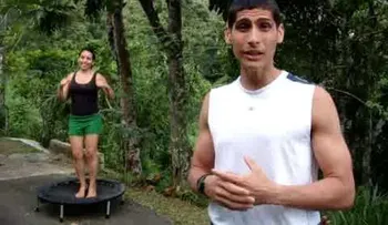 Los 11 beneficios de saltar en un mini trampolín; hacer ejercicios de una manera fácil y barato (VIDEO)