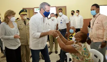 Abinader supervisa masiva jornada de vacunación contra la COVID-19 y encabeza Consejo de Ministros en SJM