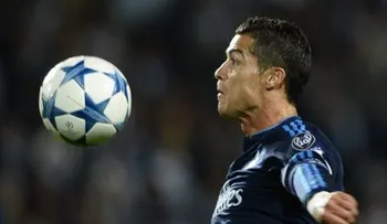 Cristiano Ronaldo molesto arroja micrófono de reportero a un lago