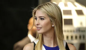La vecina de Ivanka Trump que mira la protesta LGBT acapara todas las miradas. Wepa...
