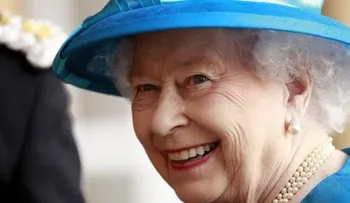 La reina Isabel II reaparece en público tras varios días convaleciente