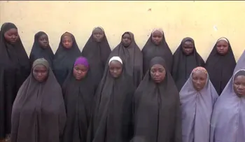 Los padres de las niñas secuestradas por Boko Haram ven a sus hijas por primera vez en dos años