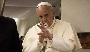 El papa Francisco dice que hay una "puerta abierta" para discutir el celibato