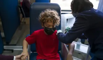 Vacunar los niños contra la COVID es beneficioso, pero poco urgente, dice la OMS