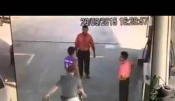 Un policía reduce a un ladrón sin usar las manos