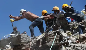 Rescatistas llegan a Colombia en medio de polémica por gestión de la ayuda