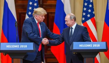 Putin le dio a Trump un balón de fútbol que podría tener un chip transmisor