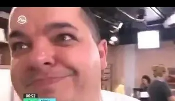 Pillan a un chef cortando una línea con una tarjeta de crédito (VIDEO)