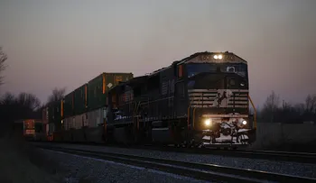 Descarrilamiento de un tren en Nueva York causa derrame de sustancias peligrosas