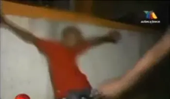 Fantasma ataca un niño frente cámaras de Televisión (Video)