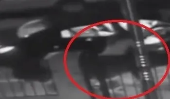 Video muestra ataque de falso taxista a madre con hijos en Queens