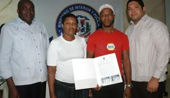 Interior y Policía entrega 126 carnés a extranjeros regularizados