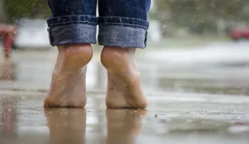 Te contamos los beneficios de caminar descalzo