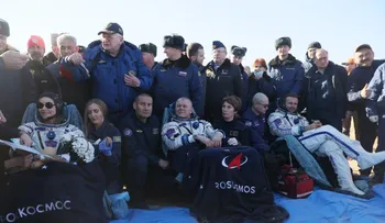 El equipo ruso que filma la primera película en el espacio sigue grabando nada más aterrizar
