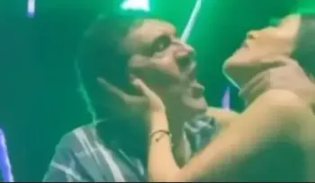Provoca repudio e indignación acoso de Poncho Zuleta a la cantante Karen Lizarazo, en pleno concierto