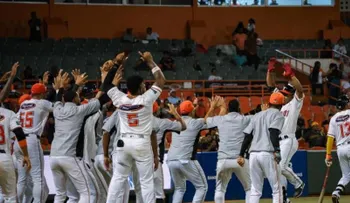 Toros del Este remontan ante Águilas con tres jonrones y bullpen dominante