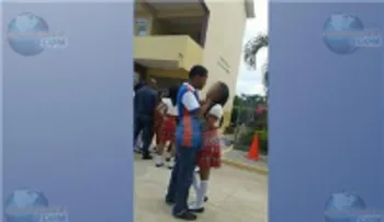 Cancelan maestro que supuestamente simulaba un beso con una estudiante