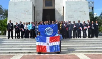 Superintendencia de Bancos deposita ofrenda en el Altar de la Patria