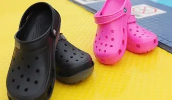 Prohíben a empresa vender zapatos que son similares a los de Crocs