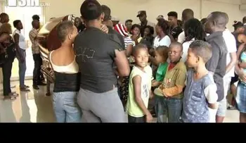 Mujer le quita la vida a una embarazada porque corrigió a su hijo (VIDEO)
